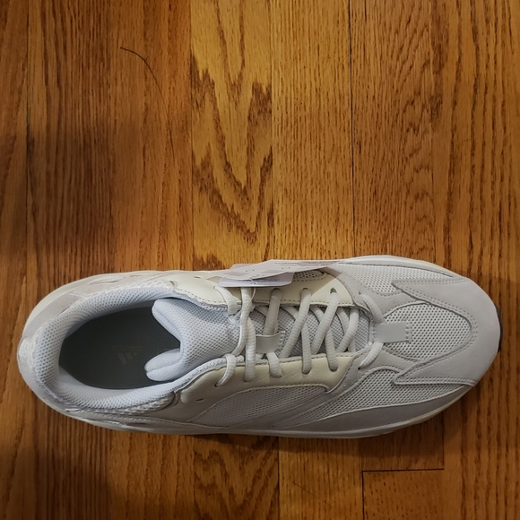 Yeezy 700 - Picture 5 of 7